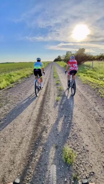 We made it to Emporia for @unboundgravel. Now it is time dial in the @envecomposites MOGs and get properly caffeinated with help from @granadacoffeeco #irideenve #gravelracing #sram #fueledbyneversecond